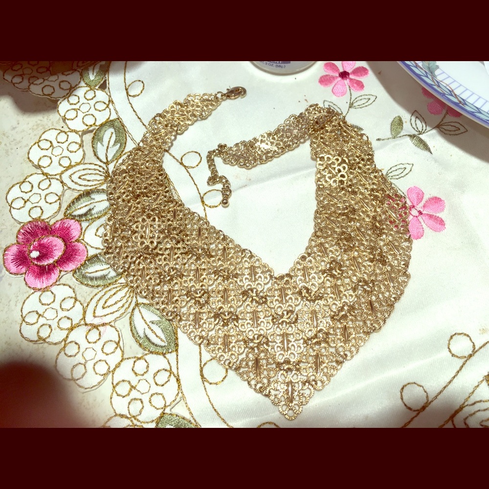 Gold color lacy style necklace
